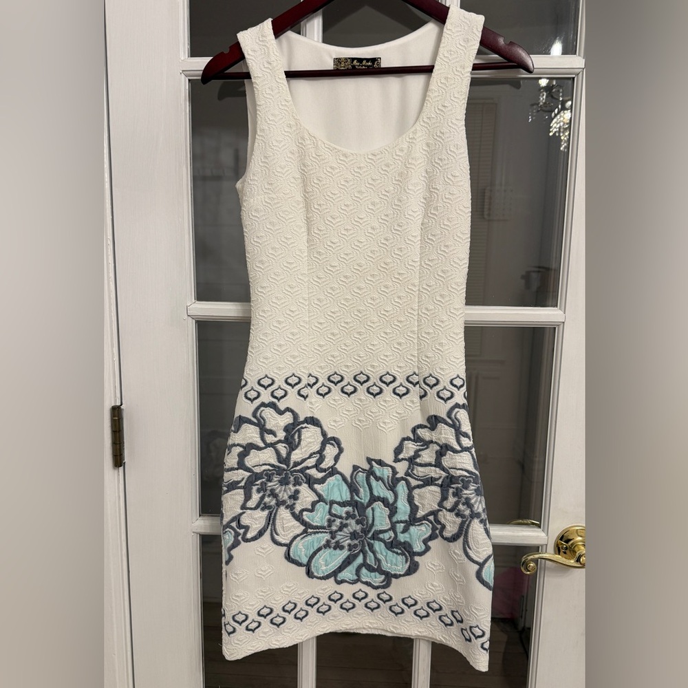 MIA MODA Women's White Textured Floral Embroidered Sleeveless Scoop Neck Dress